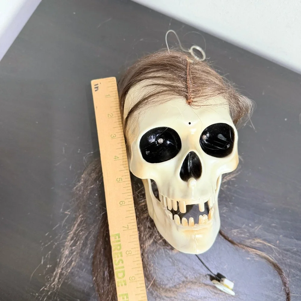 Gemmy Animated Hanging Skeleton Head Halloween Prop Light Up Eyes Moving Jaw